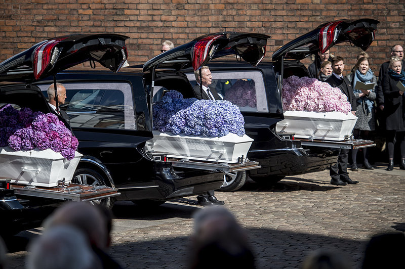 Tre kistor klädda i hortensia. Tre kistor klädda i hortensia.